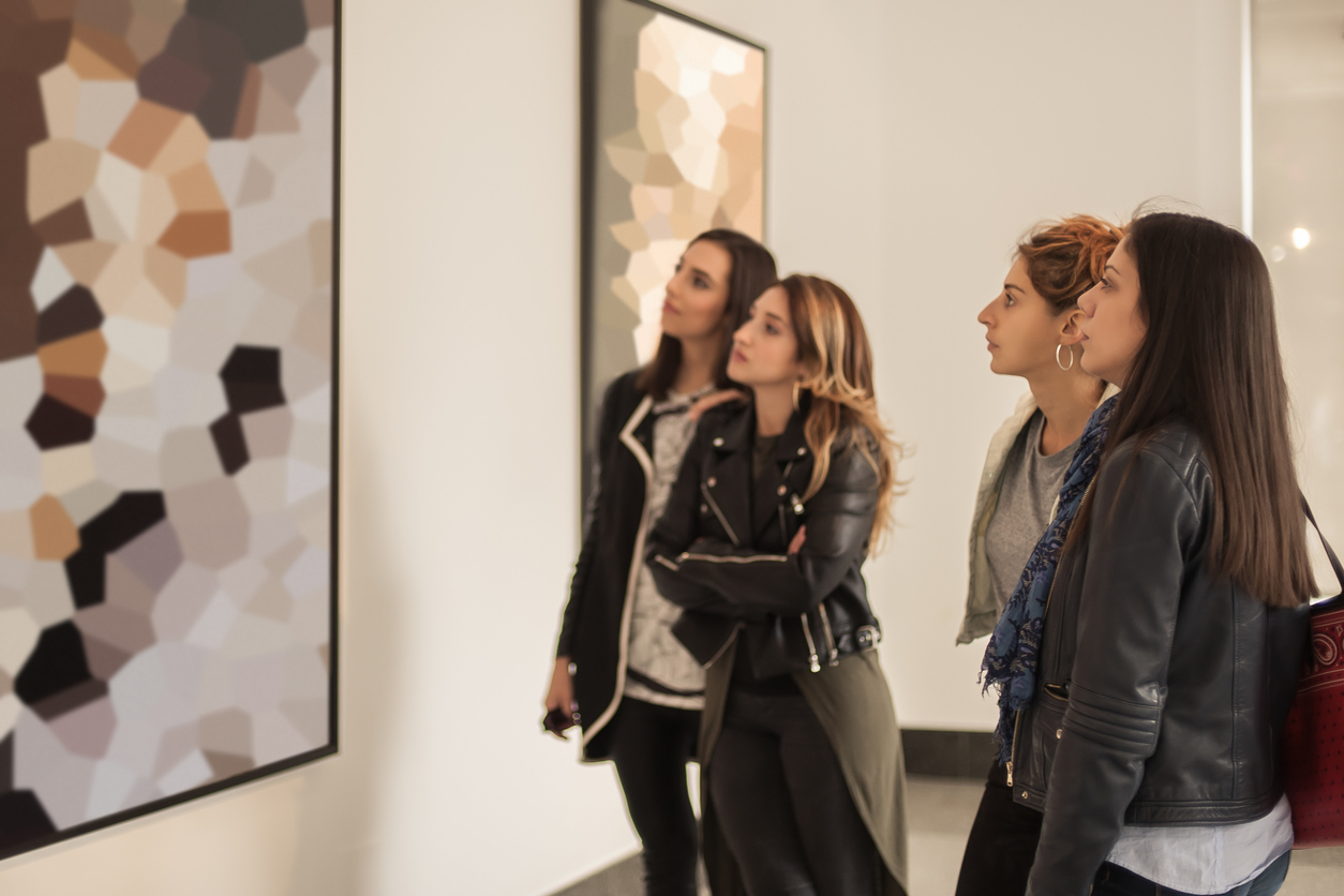 Quatro amigas em uma galeria de arte