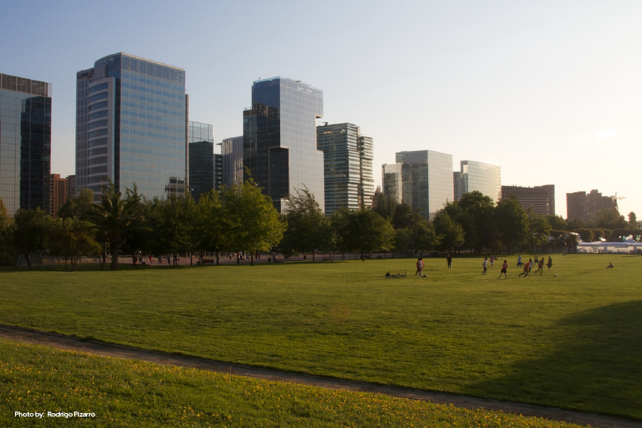 Vista a los edificios desde el Parque Araucano, Santiago