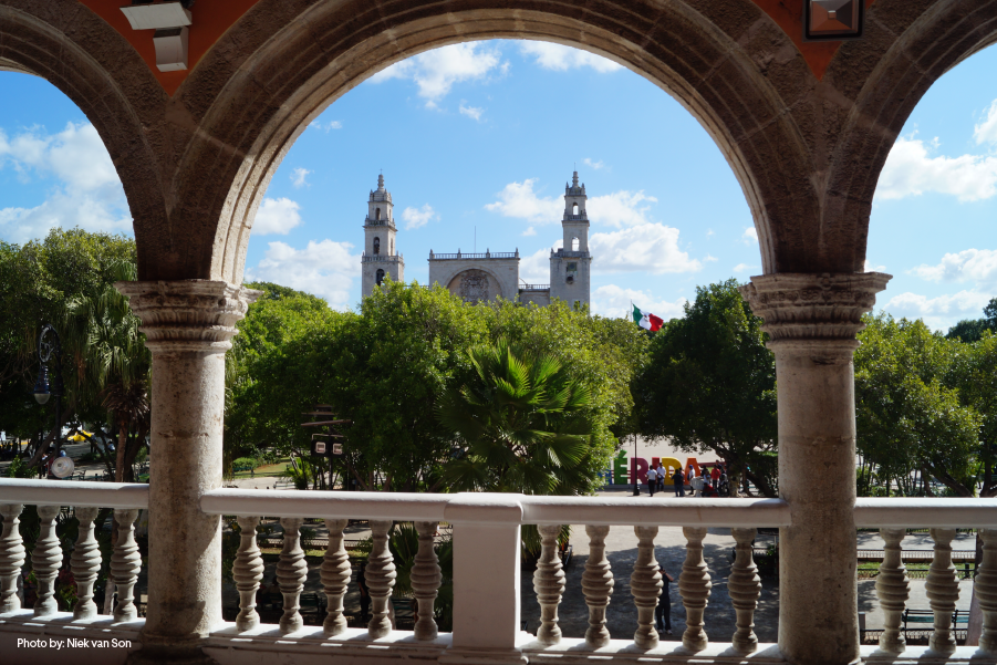 Vista de la Plaza Grande de Mérida desde un arco de piedra