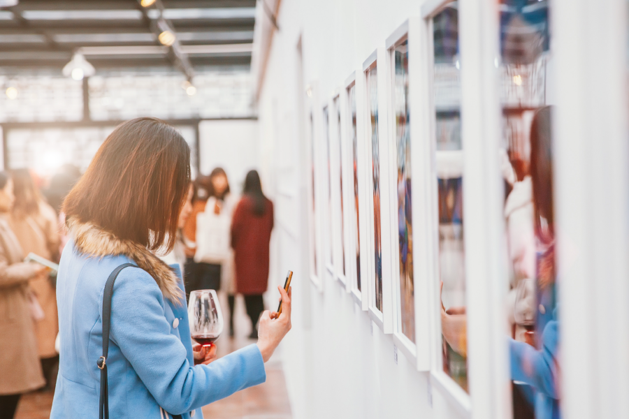 Una mujer en un museo de arte