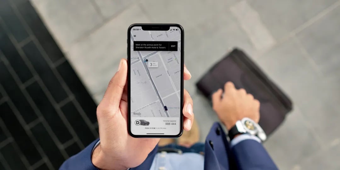 Hombre pidiendo Uber desde el celular