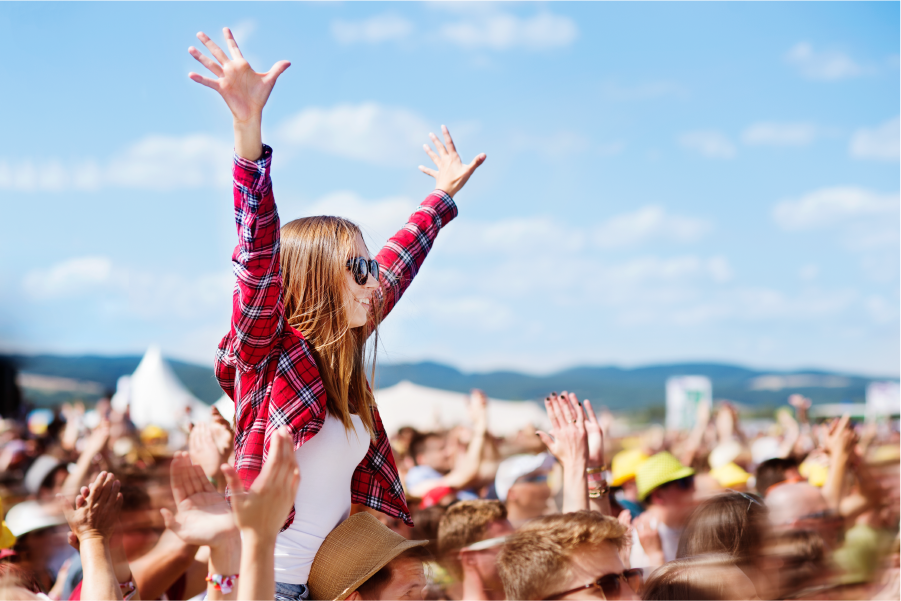 Mujer en un festival de música