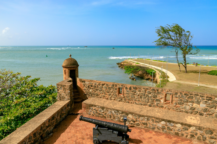 Vista de la playa desde la Fortaleza de San Felipe en un día soleado