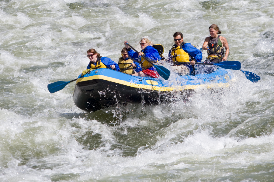 Varias personas practican rafting en el río Savegre, en Costa Rica.