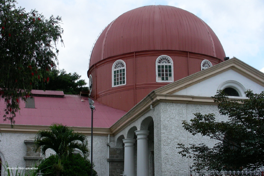 Fachada de la cúpula roja de la Catedral de Alajuela.