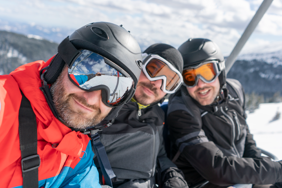Personas disfrutando de la nieve