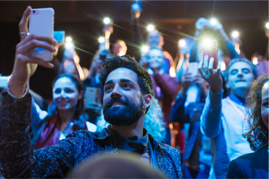 Gente en un concierto grabando un vídeo