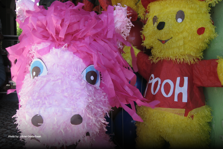 Piñatas en el Mercado Colón