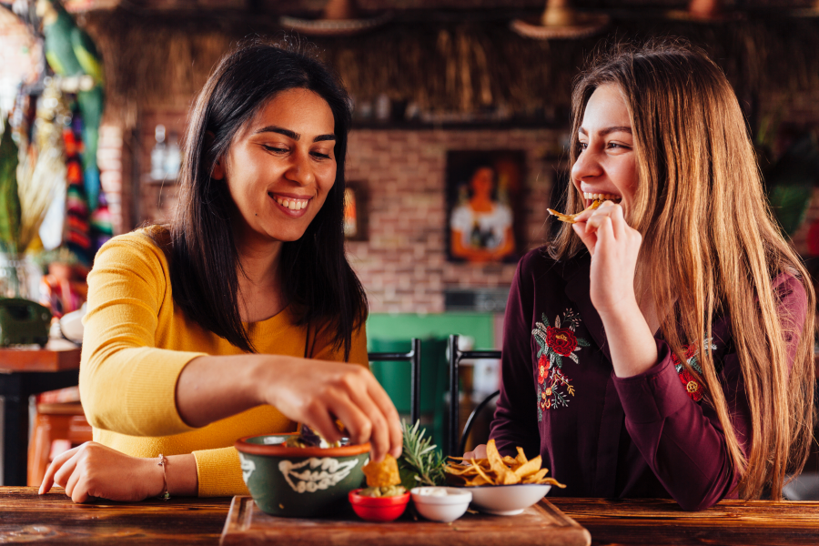 Amigas en un restaurante