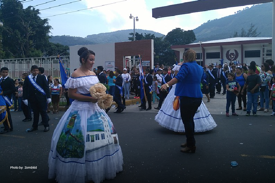 Alumnos de diferentes colegios salen a marchar por las calles de San Salvador