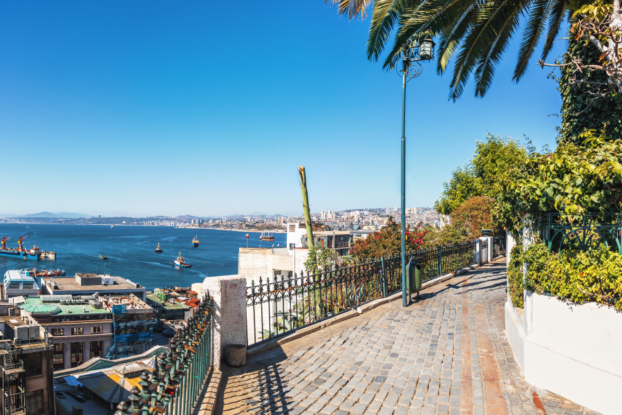 Pequeño mirador desde el que se ve el mar en un día despejado 