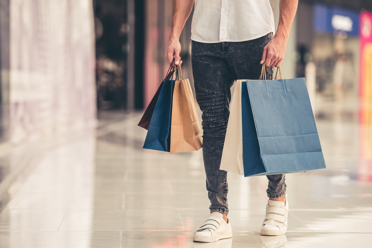 Homem segurando sacolas de compras
