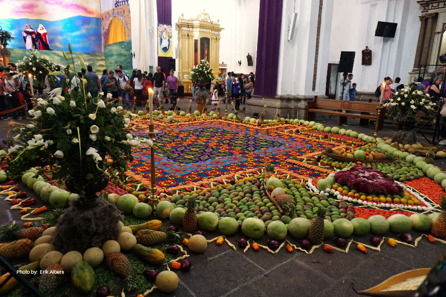 Preparación de alfombras en Semana Santa