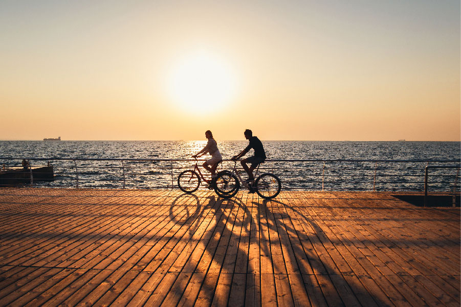 Atardecer en el malecón - una pareja en bicicleta