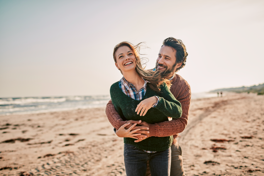 Una pareja en la playa