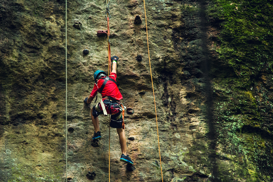 Una persona escalando en un centro de escalada