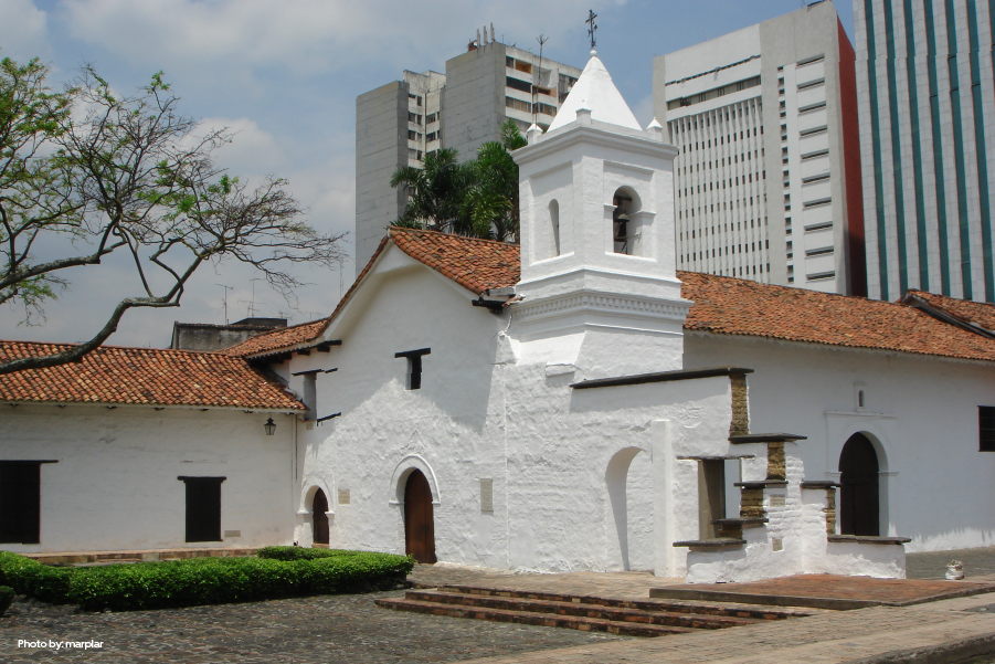 Vista frontal de la Capilla de la Merced en el barrio del mismo nombre
