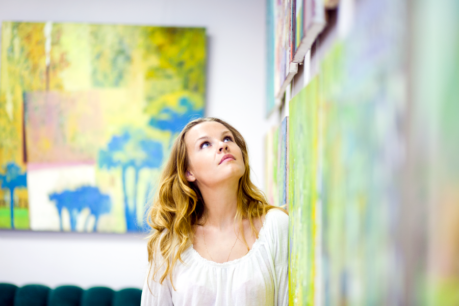Una mujer admirando un cuadro en un museo de arte