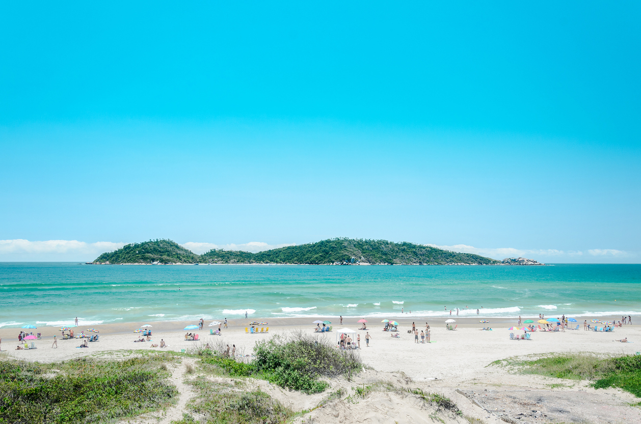 Pessoas na praia do Campeche e a Ilha do Campeche no fundo