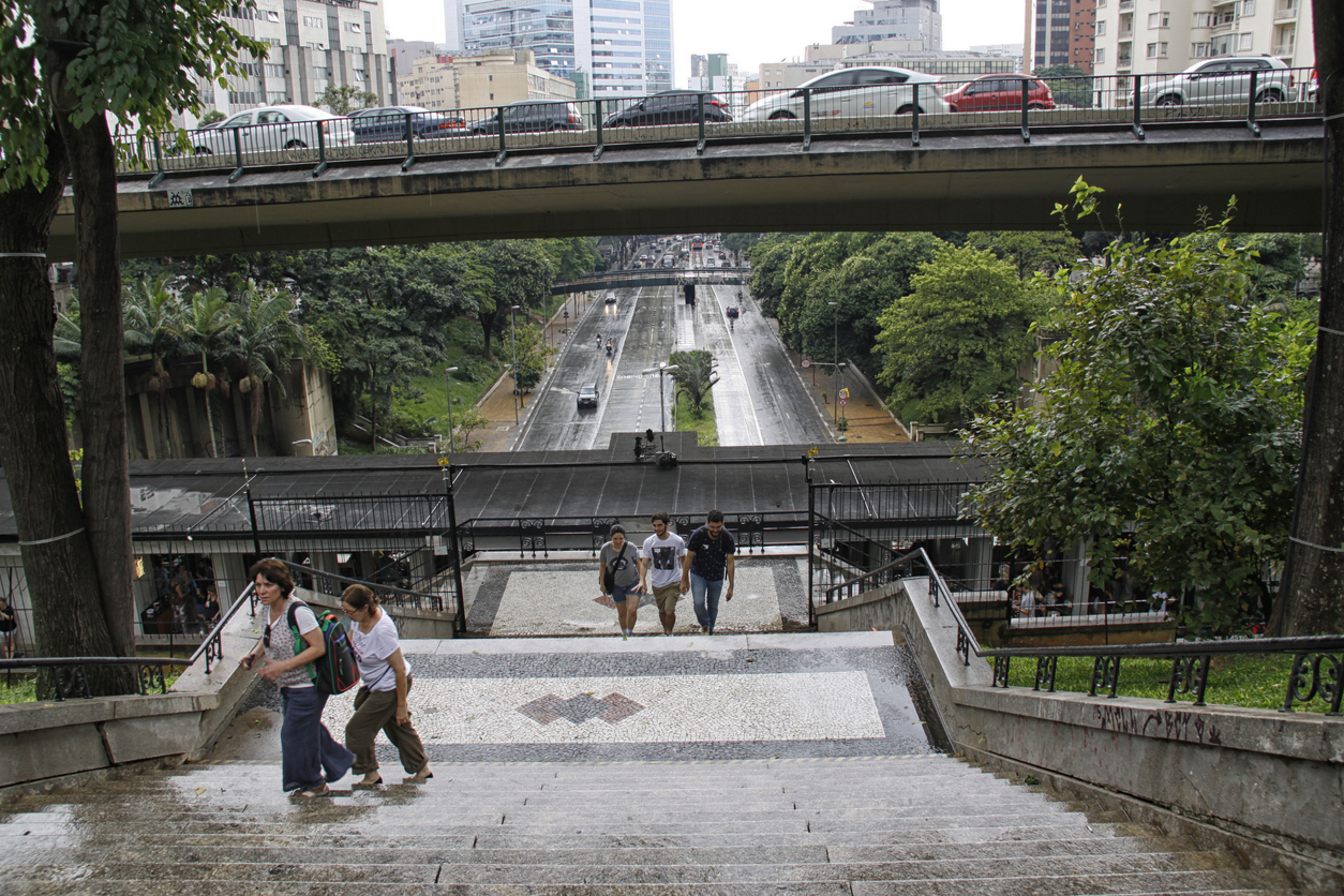 Pessoas subindo as escadas do mirante 9 de Julho