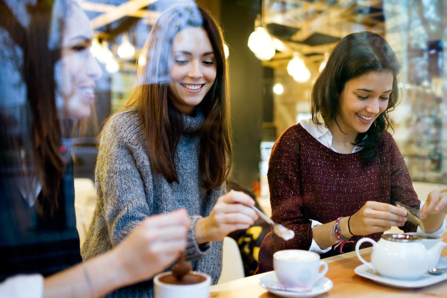 Amigos catando café